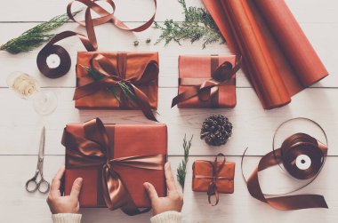 Beyaz ahşap zemin üzerinde Noel hediyesi kutularının Üstten Görünüm