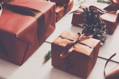 Beyaz ahşap zemin üzerinde Noel hediyesi kutularının Üstten Görünüm