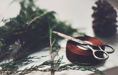 Beyaz ahşap zemin üzerinde Noel hediyesi kaydırma