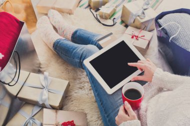 Kadın alışveriş online kredi kartıyla, üstten görünüm