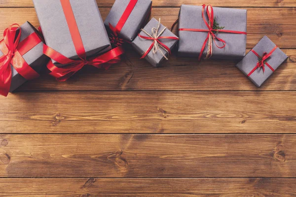 Regali in scatole regalo su sfondo telaio in legno — Foto Stock