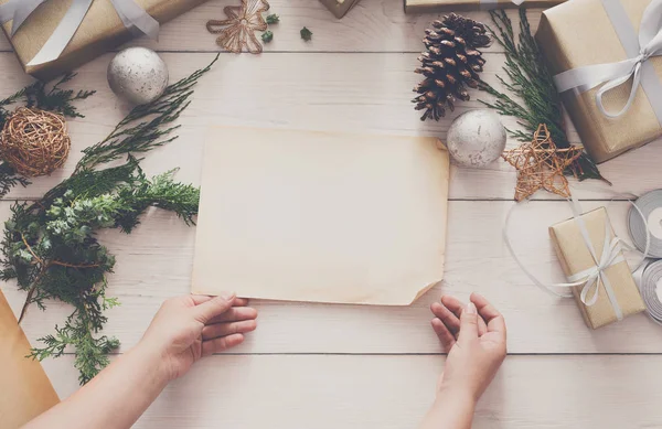 Geschenkverpakking. Verpakking van moderne kerstcadeau in vakken — Stockfoto