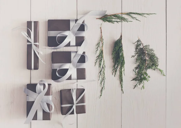 Vue du dessus des coffrets cadeaux de Noël sur bois blanc — Photo