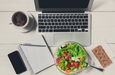 Sağlıklı bir iş öğle yemeği aperatif ofis, sebze salatası Üstten Görünüm