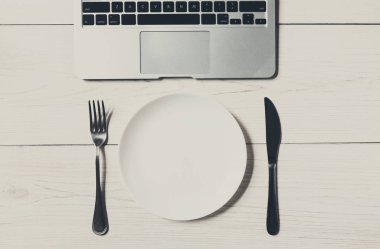 İş veya diyet kavramı, işyeri dizüstü bilgisayar ve boş levha