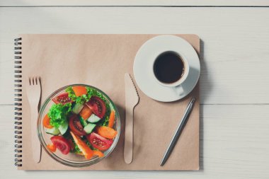 Sağlıklı bir iş öğle yemeği aperatif ofis, sebze salatası ve coff