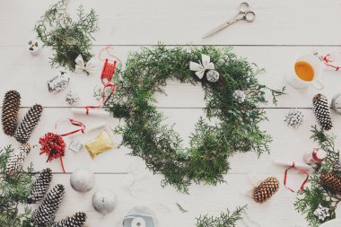 Yaratıcı DIY hobi. El yapımı craft Noel dekorasyon, süsleme ve çelenk