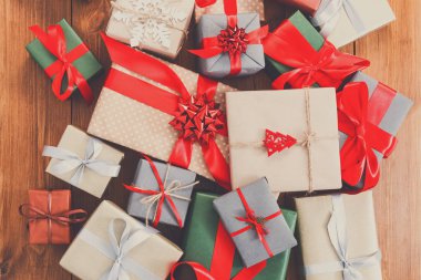 Bir sürü hediye kutuları odun, kağıt Noel hediyeleri