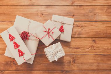 Ahşap üzerine hediye kutuları, Kraft kağıt içinde Noel hediyeleri