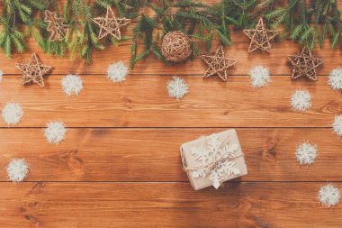 Arka plan christmas dekorasyon, hediye kutusu ve çelenk çerçeve