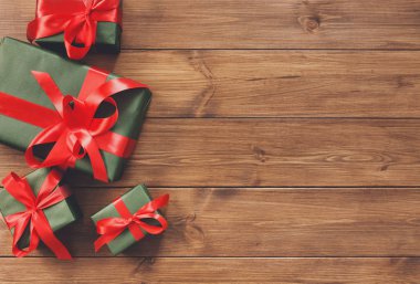 Ahşap çerçeve arka plan üzerinde hediye kutuları sunar