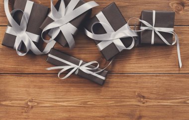 Bir sürü hediye kutuları odun, kağıt Noel hediyeleri