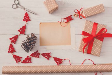 Yaratıcı hobi. Noel hediyesi kutusuna yapmak için el yapımı Araçlar