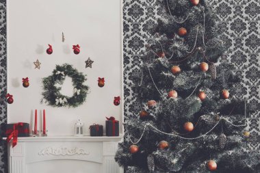 Noel ağacı modern iç mekan, tatil kavramı içinde dekore edilmiştir.