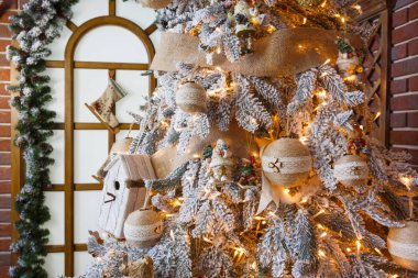 Güzel Noel ağacı ışıkları parlayan süslenmiş