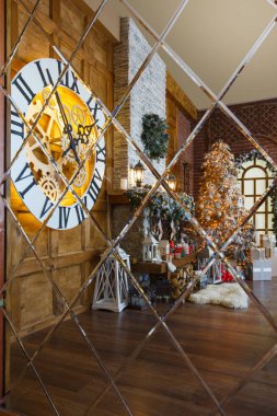 Noel iç çam ağacı ve aynada yansıtan şömine ile rahat