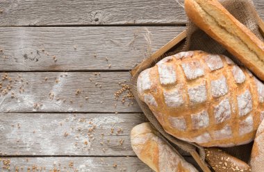 Kırsal ahşap üzerinde kopyalama alanı olan ekmek arkaplanı