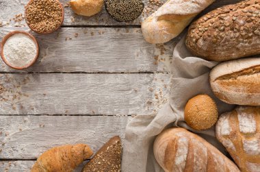 Kırsal ahşap üzerinde kopyalama alanı olan ekmek arkaplanı