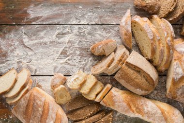 Ekmek fırın arka plan. Kahverengi ve beyaz buğday tahıl somun comp