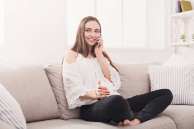 Mobil telefonda konuşurken kız gülümseyerek