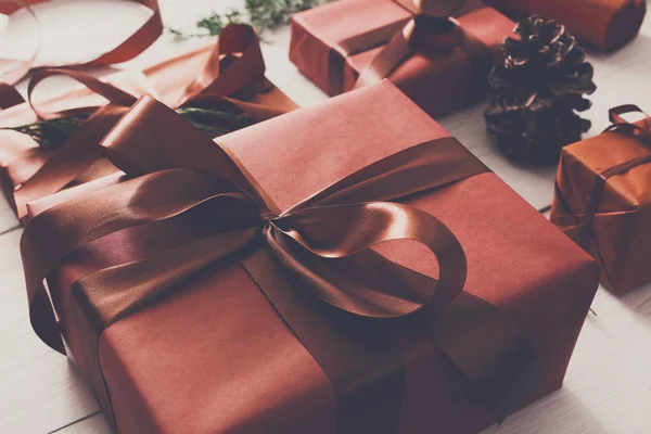 Beyaz ahşap zemin üzerinde Noel hediyesi kutularının Üstten Görünüm