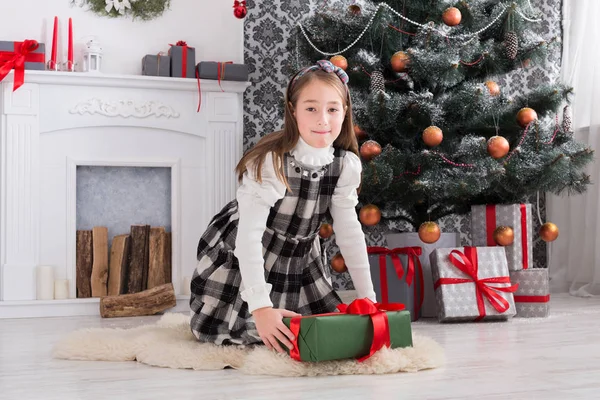 Hermosa chica desenvolver regalos de Navidad —  Fotos de Stock