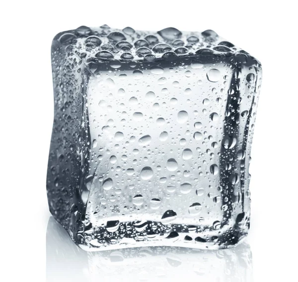 Cubo de hielo transparente con reflexión sobre fondo blanco aislado — Foto de Stock