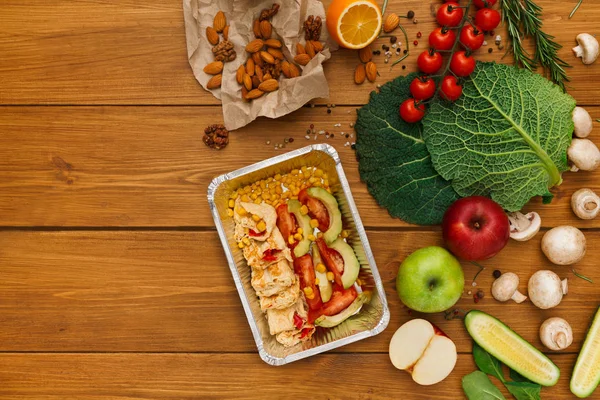 Fundo de entrega de alimentos saudáveis, lancheira em madeira rústica — Fotografia de Stock