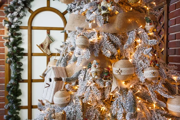 Beatiful árbol decorado de Navidad en luces brillantes —  Fotos de Stock