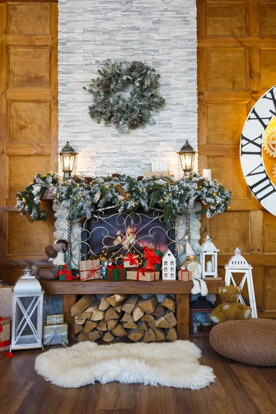 Cozy christmas interior with decorated fireplace — Stock Photo, Image