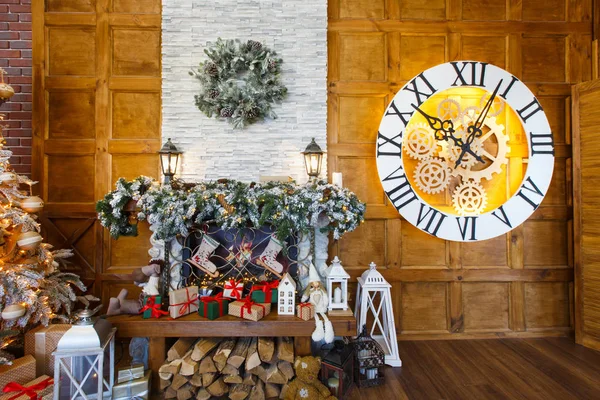 Acogedor interior de Navidad con chimenea decorada —  Fotos de Stock