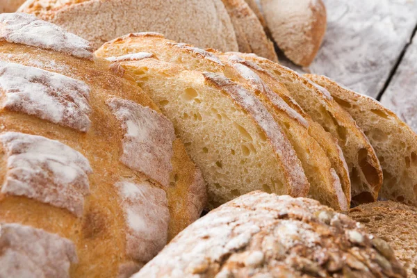 Fırın kavramı. Dilimlenmiş beyaz ekmek arka plan bol