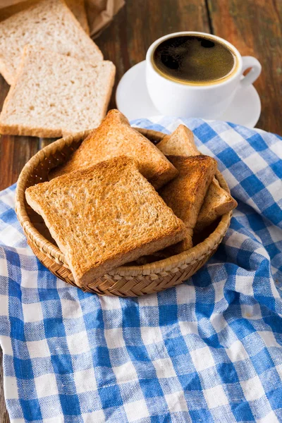 Frühstückshintergrund, Toast und Kaffee auf rustikalem Holz — Stockfoto