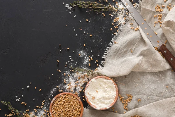 Bakning bakgrund med kopia utrymme på svart bakgrund — Stockfoto