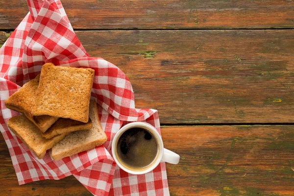 Frühstückshintergrund, Toast und Kaffee auf rustikalem Holz, Draufsicht — Stockfoto