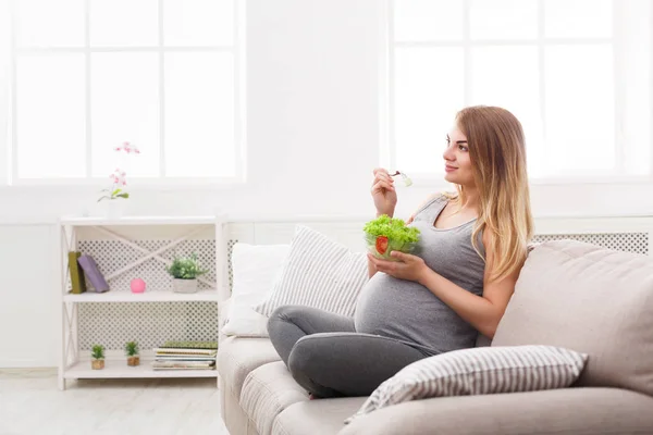 Jonge zwangere vrouw eten frisse groene salade — Stockfoto