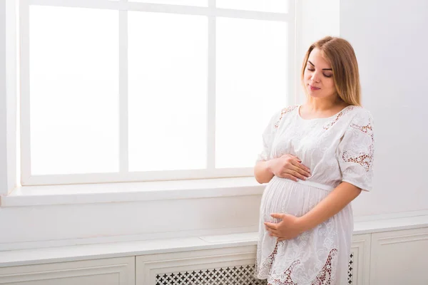 Wanita hamil yang sedang bermimpi tentang anak, ruang fotokopi . — Stok Foto