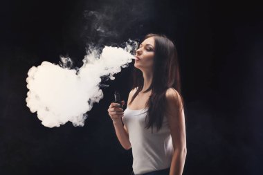 Genç kadın vaping e-sigara dumanlı siyah