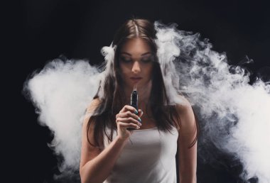 Genç kadın vaping e-sigara dumanlı siyah