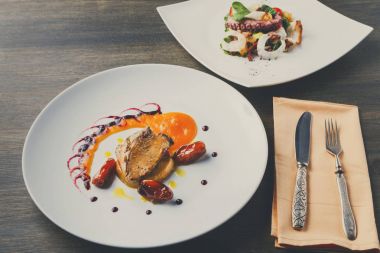 Kavrulmuş kaz ciğeri tarihi meyve ve elma ile