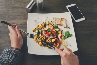 Salata sebze ve ahtapot pov ile yemek