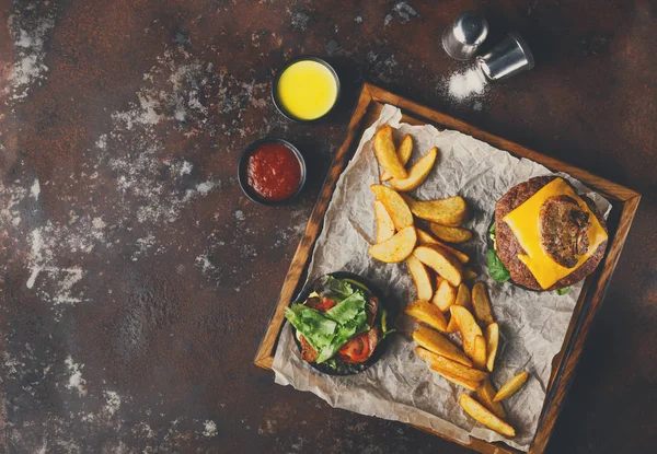 Leve o menu de hambúrguer na bandeja de madeira vista superior — Fotografia de Stock