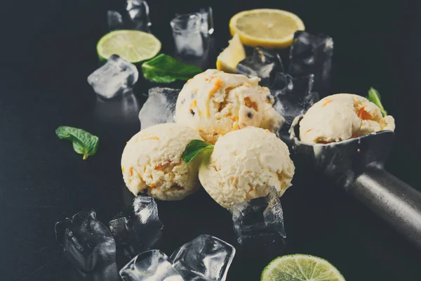 Siyah arka plan üzerine buzlu dondurma kaşık toz