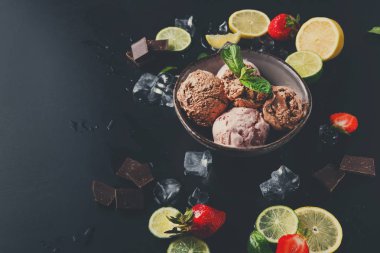 Porsiyon meyve siyah ile dondurma kaşık toz