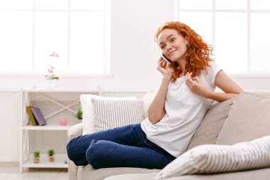 Gülümseyen genç kız cep telefonu üzerinde arama