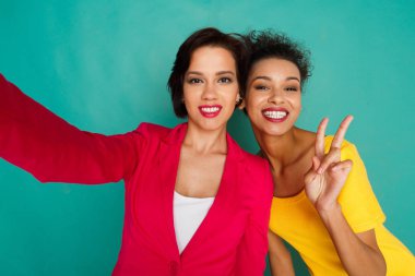 Azur studio arka plan eğlenceli sahip iki kız arkadaşım