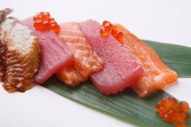 Sashimi beyaz, closeup izole bambu yaprak ayarlayın
