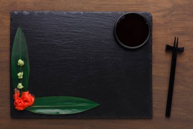 Boş rustik siyah arduvaz taş kaplama ahşap arka plan üzerinde