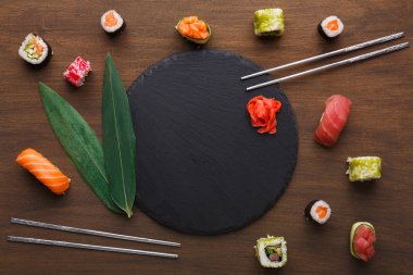 Boş rustik siyah arduvaz taş kaplama ahşap arka plan üzerinde