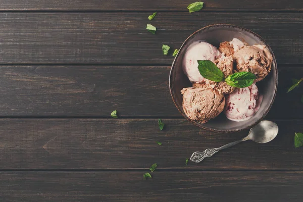 Porção de colheres de sorvete com fruto em madeira — Fotografia de Stock